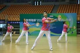 韦世豪给患重症小球迷林子金赠送签名足球，并与他保持联系