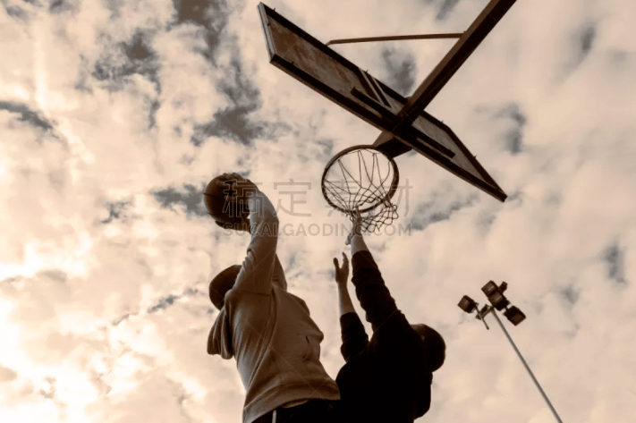 面对高额博彩债务，普通人该如何通过法律途径寻求自救？（普通人面对巨额博彩债务，如何依法自救？）